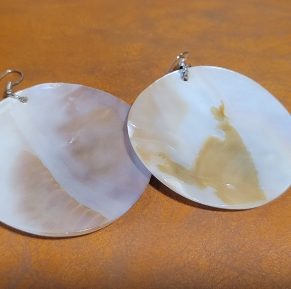 Beautiful Boho Shell Earings - Picture 2 of 3